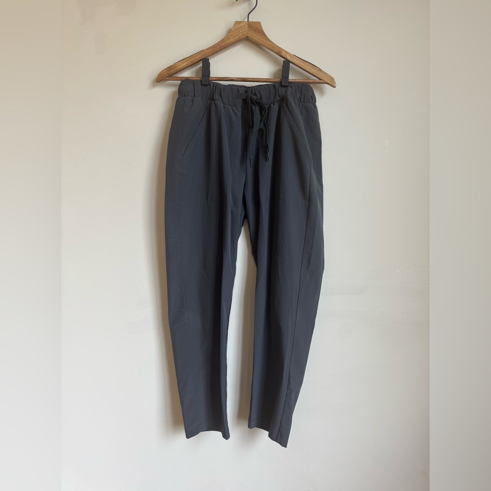 EUC Under Armour lightweight joggers graphite gray size M on the fly look alike